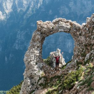 Ikonické skalní okno Hajdučka vrata v pohoří Čvrsnica, Bosna a Hercegovina.