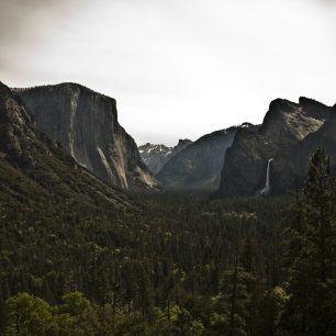 Yosemite - pohled z vyhlídky Tunel View.