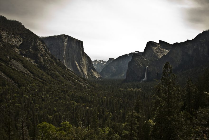 Yosemite - pohled z vyhlídky Tunel View.