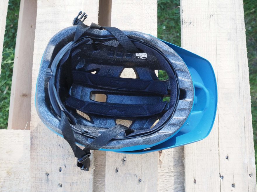 Odvětrávací kanálky uvnitř helmy podporují jízdu s chladnou hlavou.