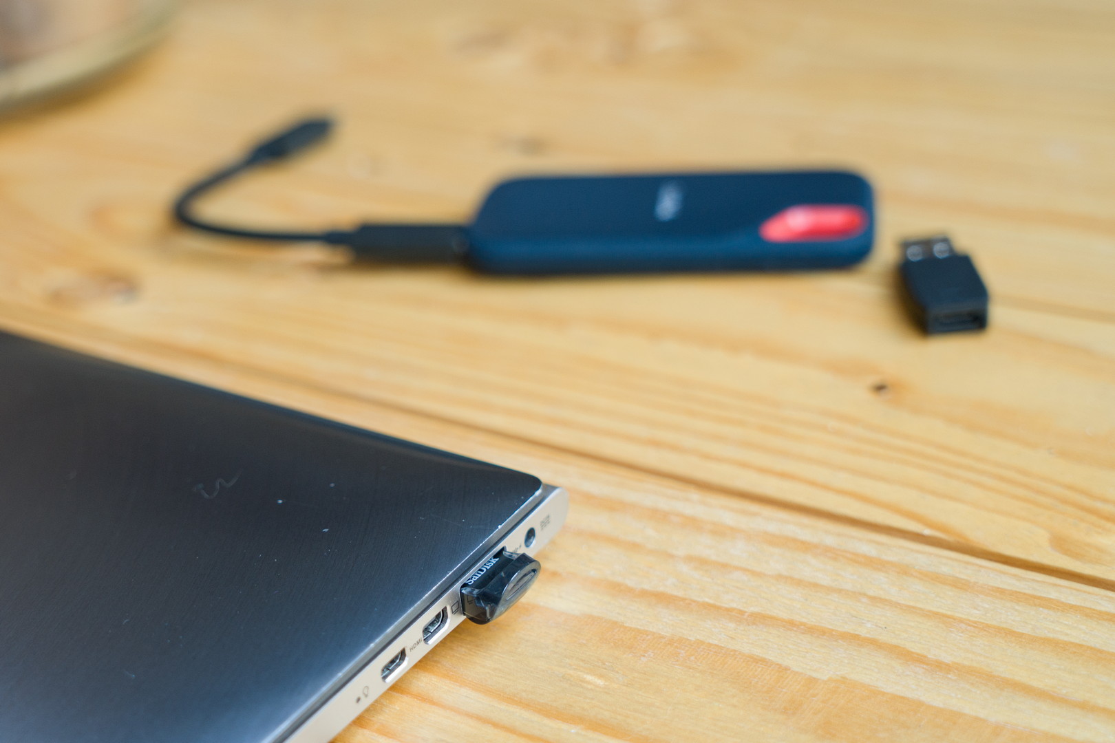 Flashka Sandisk se téměř celá schová do USB portu a nebude vám překážet v práci.