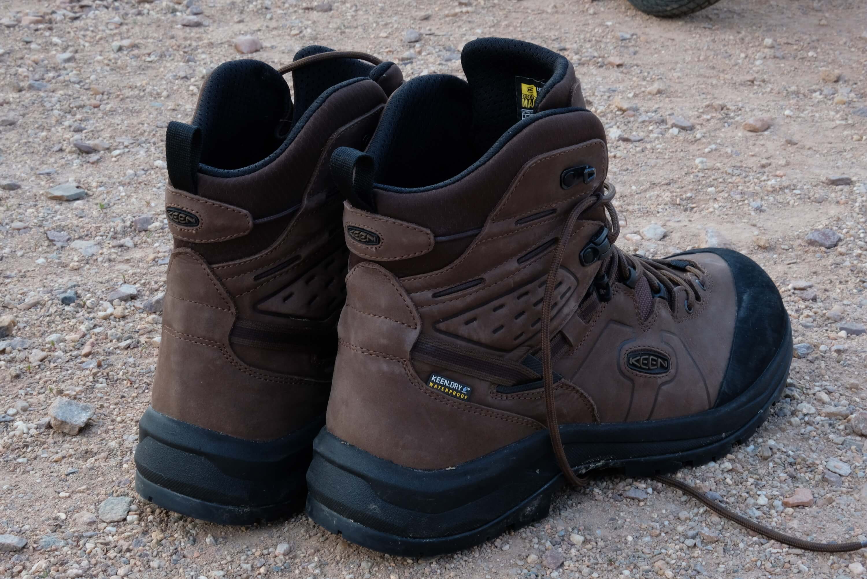 KEEN Karraig. Detail dynamická podpora kotníku a tvarované patní brzda podporující nohu při sestupu.