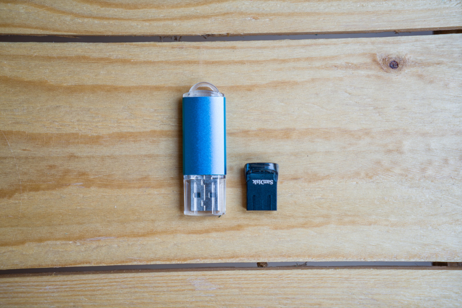 Porovnání velikostí běžné flashky a miniaturní flashky SanDisk 128 GB