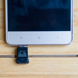 Přes vhodnou redukci je možné flashku připojit přímo k mobilnímu telefonu se systémem Android a microUSB portem.
