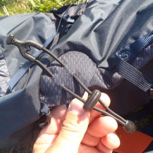 Detail fixace cepínu nebo i trekových holí na batohu Osprey Mutant 38.