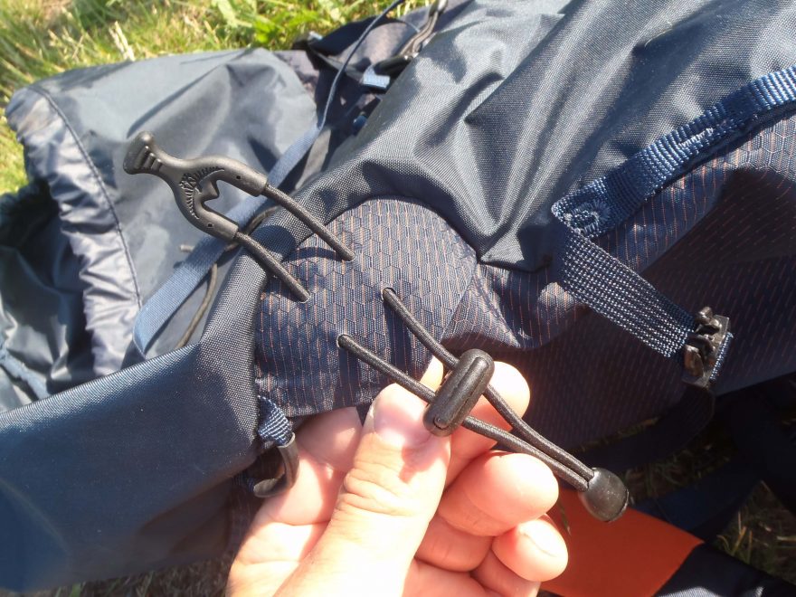 Detail fixace cepínu nebo i trekových holí na batohu Osprey Mutant 38.