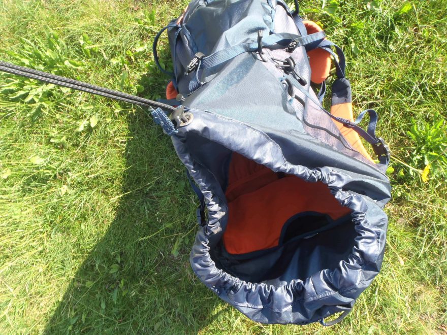 Jednoruční zatahování i otevírání batohu Osprey Mutant 38.