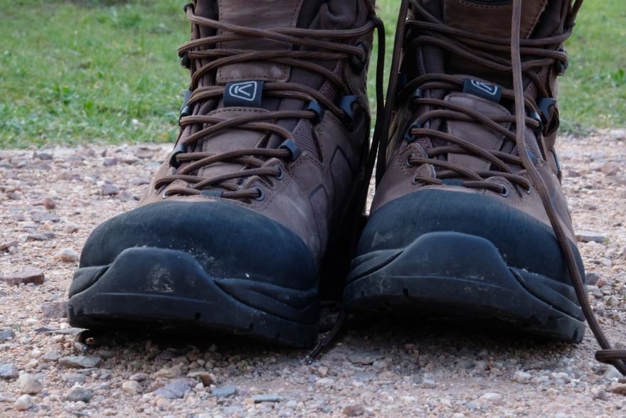 KEEN Karraig. Ochranu boty zajišťuje široká gumová špička.