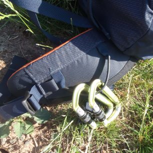 Na bederáku je pár materiálových poutek - Osprey Mutant 38.