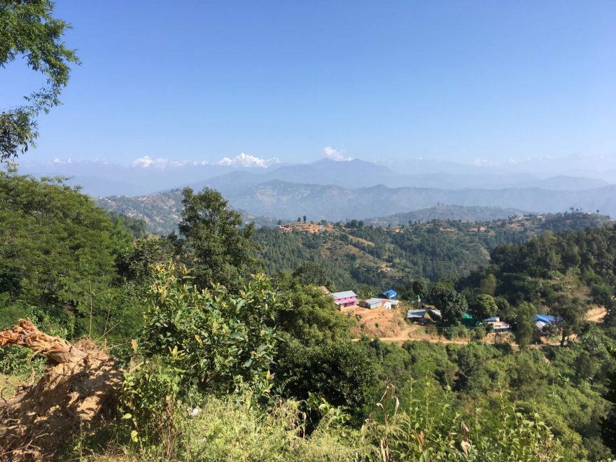 Vesnice Najágáun leží asi 25 km východně od Káthmándú v nadmořské výšce zhruba 1200 metrů. Ze svahu nad školou se otevírá panorama bělostných štítů Himálaje.