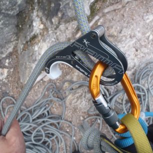 Správné vložení lana a doporučené průměry lan jsou přímo na těle jistítka RAMA - Singing Rock.