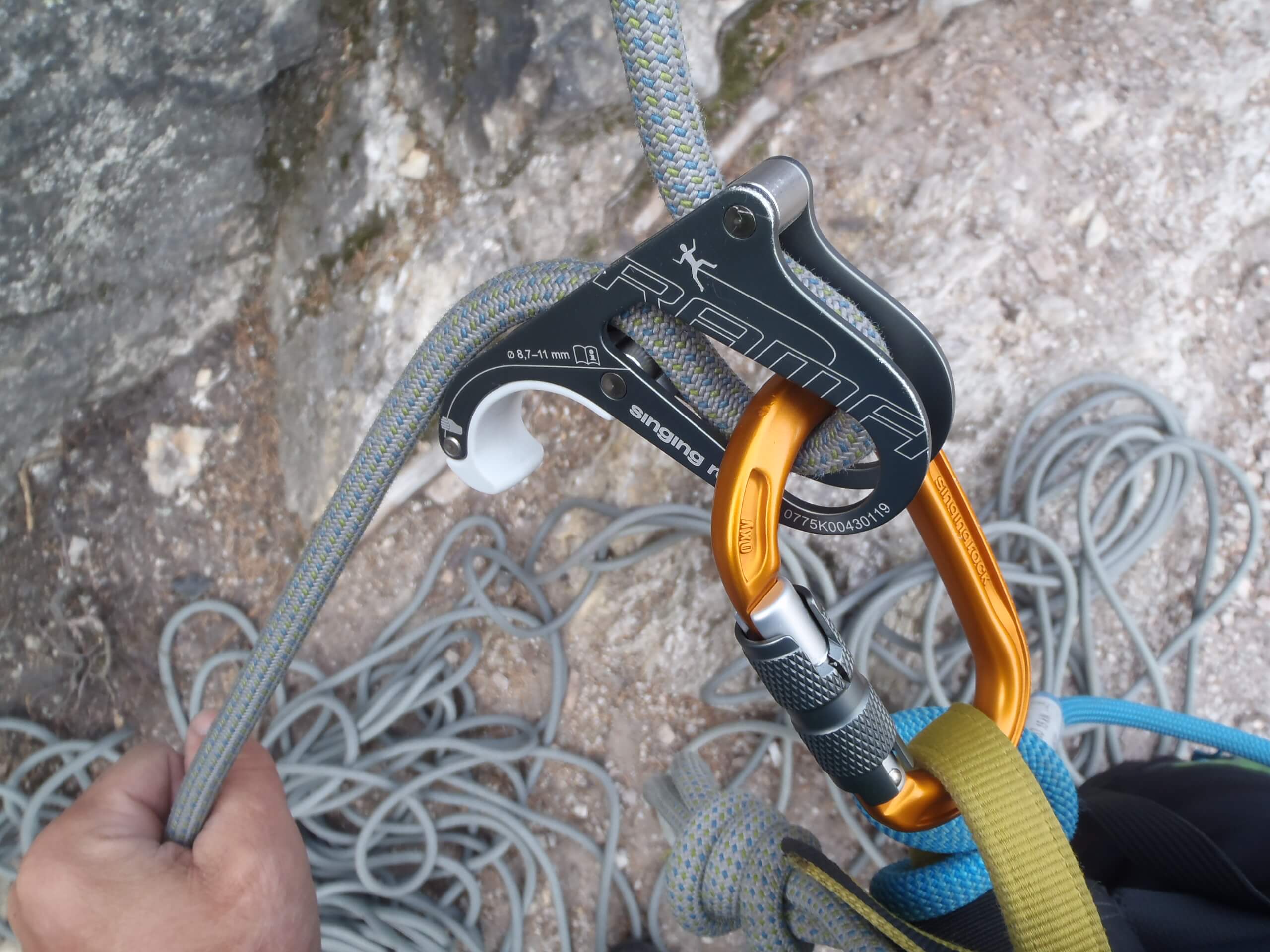 Správné vložení lana a doporučené průměry lan jsou přímo na těle jistítka RAMA - Singing Rock.