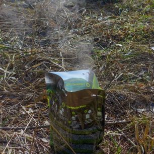 Teplo se vytváří ještě po otevření pytle