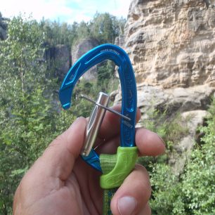 Horní karabinu lze takto zafixovat otevřenou pro snadnější cvakání - Climbing Technology Tricky.