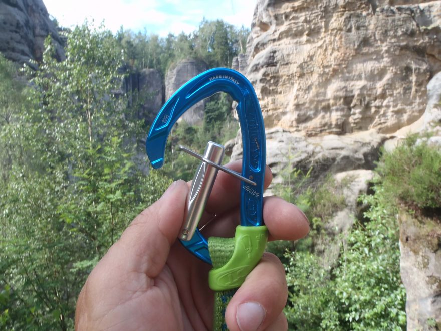 Horní karabinu lze takto zafixovat otevřenou pro snadnější cvakání - Climbing Technology Tricky.