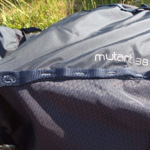 Na čelním panelu je dvojice popruhových žebříčků pro fixaci extra materiálu - Osprey Mutant 38.