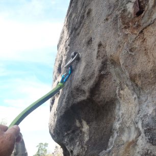 Nacvaknutí pískovcového kruhu - Climbing Technology Tricky.