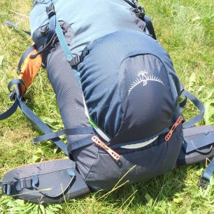 Našel jsem možnost, jak využít síťku na helmu i bez nošení víka - Osprey Mutant 38.