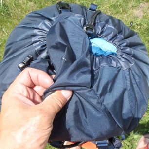 Nepoužívané víko FlapJacket je možno zastrčit do extra kapsičky - Osprey Mutant 38.