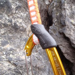 Patentované zafixování spodní karabiny na Climbing Technology Fly-Weight Evo Long Set.