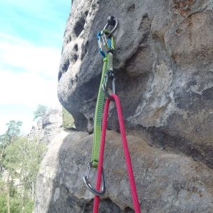 Po dolezení k jištění je třeba expresku Climbing Technology Tricky vyměnit nebo pojistit normální expreskou.