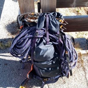 Pod jednoduché FlapJacket víko jsem rychle naházel lano a mačky - Osprey Mutant 38.