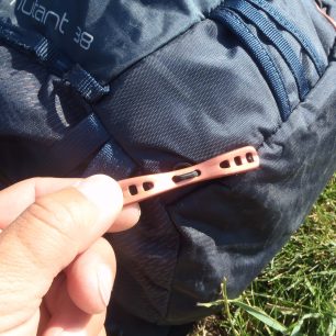 Při fixaci cepínu stačí otvorem v jeho hlavici protáhnout tuto hliníkovou příčku - Osprey Mutant 38.