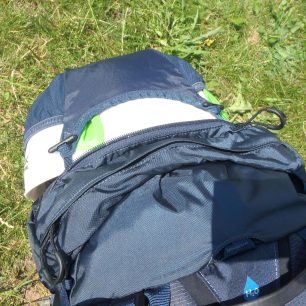 Při nošení helmy v síťce zůstává kapsa na ní otevřená - Osprey Mutant 38.