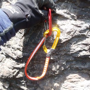 Při nošení na úvazku preferuji toto pořadí karabin - Climbing Technology Fly-Weight Evo Long Set.