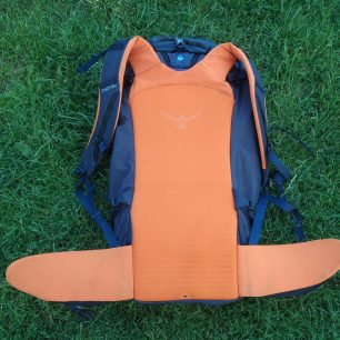 Příjemné ramenní popruhy, hladká záda a pevný bederák - Nosný systém batohu Osprey Mutant 38.