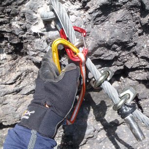 Prvně cvakám volnou karabinu a pak z ní vycvaknu spodní - Climbing Technology Fly-Weight Evo Long Set.