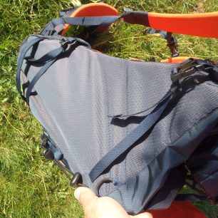 Rozpětí mezi popruhy a rezervní délka popruhů na batohu Osprey Mutant 38.