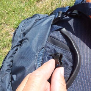 Sponu centrálního popruhu je možno zastrčit do batohu - Osprey Mutant 38.