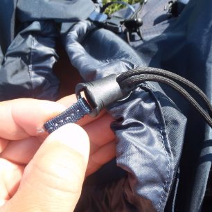 Táhlo samosvorky na batohu by mohlo být podle mého názoru trochu větší nebo i barevně odlišené - Osprey Mutant 38.