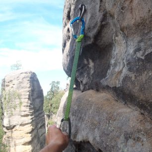 Teď už stačí do expresky Climbing Technology Tricky pouze cvaknout lano.