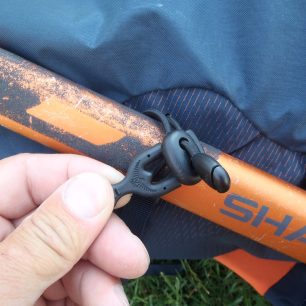 Tradiční fixace cepínu na batohu Osprey Mutant 38 pomocí samosvorky.