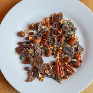 Trail MIX jehož základem je sušené hovězí maso jerky, pekanové ořechy a goji