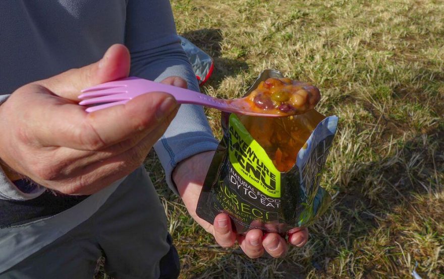 Podává se kuřecí po zahradnicku s fazolemi