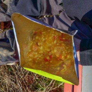 Pohled do sáčku s hotovým jídlem