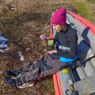 Jídlo jsme ochutnávali třeba na jarní vodě