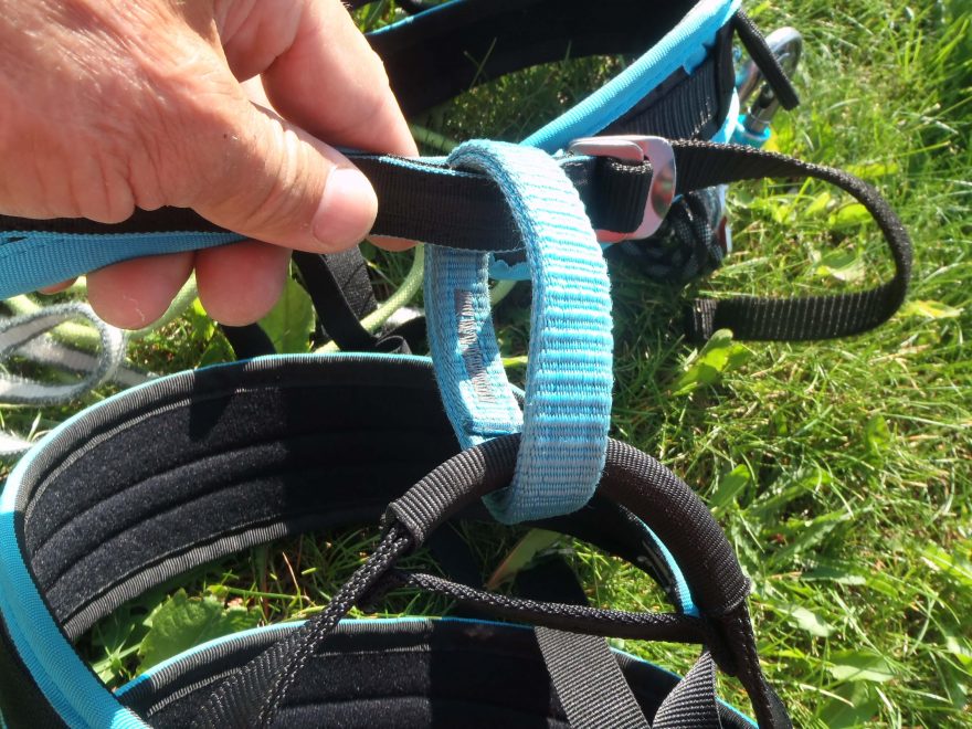 Barevně odlišené jistící oko a zesílení navazovacích bodů - Rock Empire 3B Akatta.