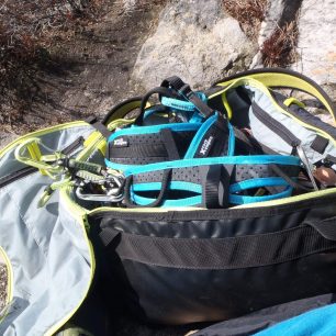 Designovým prvkem je jasná lemovka a dělená záda - Rock Empire 3B Akatta.