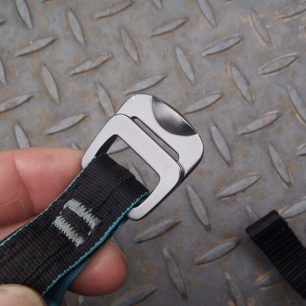 Detail hliníkové spony QB, kterou popruhy chodí hladce - Rock Empire 3B Akatta.