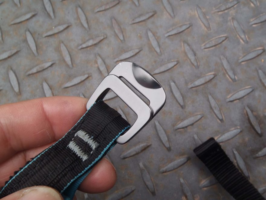 Detail hliníkové spony QB, kterou popruhy chodí hladce - Rock Empire 3B Akatta.