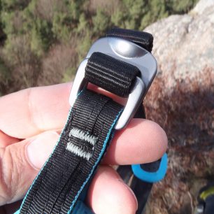 Detail hliníkové spony QB na sedáku Rock Empire 3B Akatta.