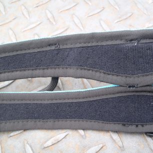 Detail na dělená záda sedáku Rock Empire 3B Akatta.