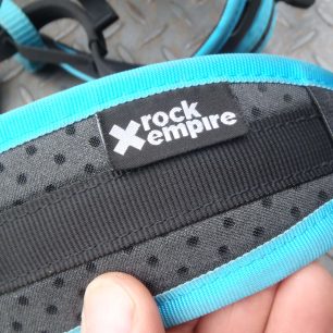 Detail perforovaného polstrování sedáku Rock Empire 3B Akatta.