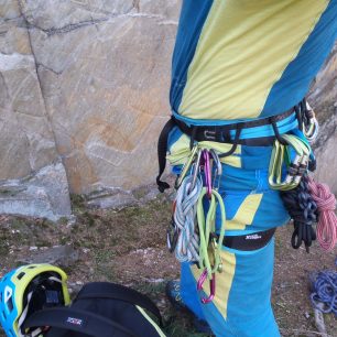 Díky mezeře mezi poutky je to zadní opravdu hodně vzadu - Rock Empire 3B Akatta.