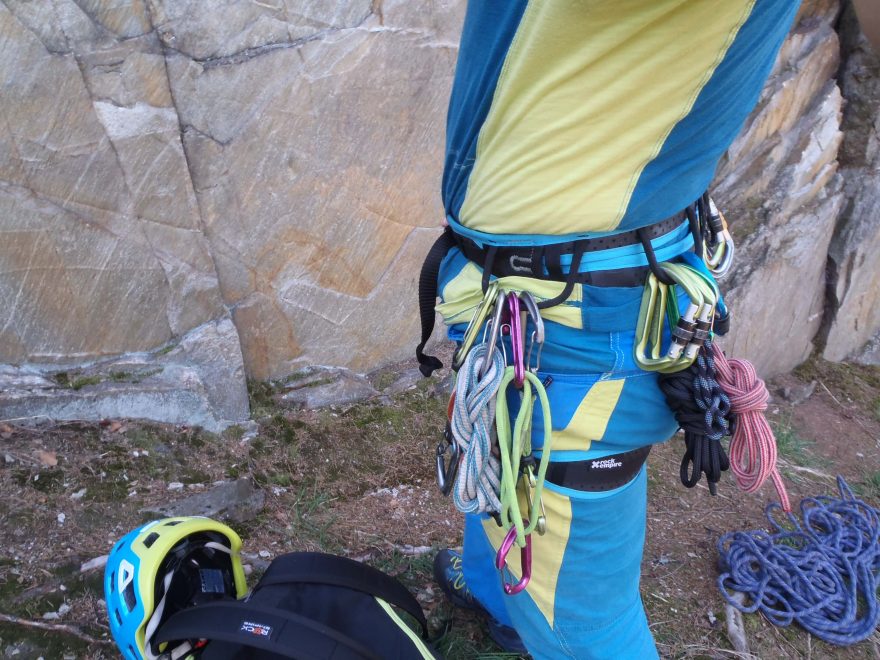 Díky mezeře mezi poutky je to zadní opravdu hodně vzadu - Rock Empire 3B Akatta.