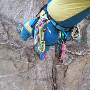 Dlouhodobé sezení je v sedáku Rock Empire 3B Akatta pohodlné.